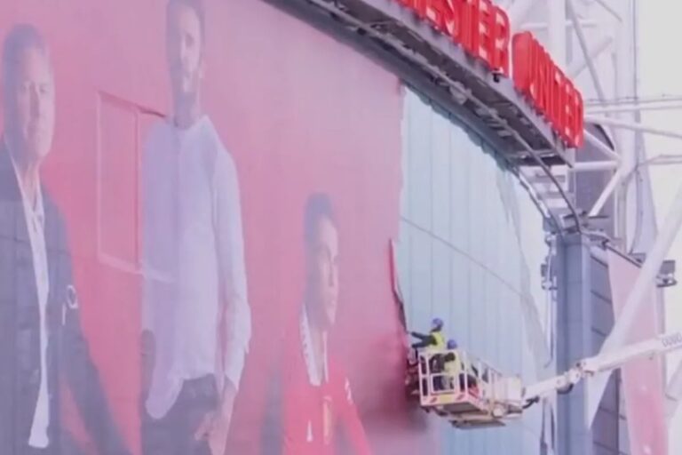 Retiran un cartel con la imagen de Cristiano Ronaldo del estadio del Manchester United