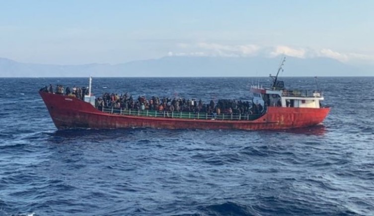 Rescatan a cerca de 500 migrantes frente a las costas de Grecia
