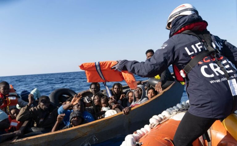 Cientos de migrantes son bloqueados en barcos frente a Italia