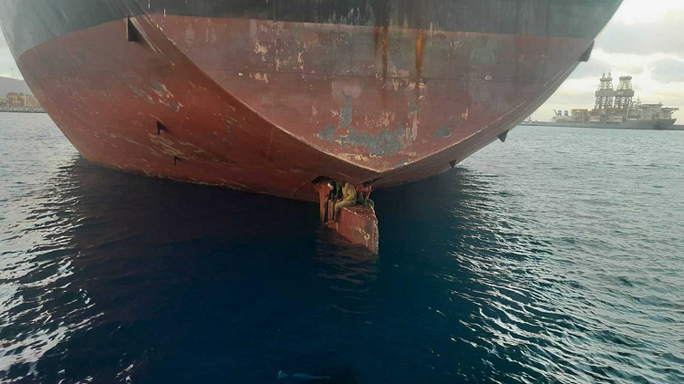 Tres migrantes sobreviven a una travesía de 11 días desde Nigeria a España sobre el timón de un petrolero