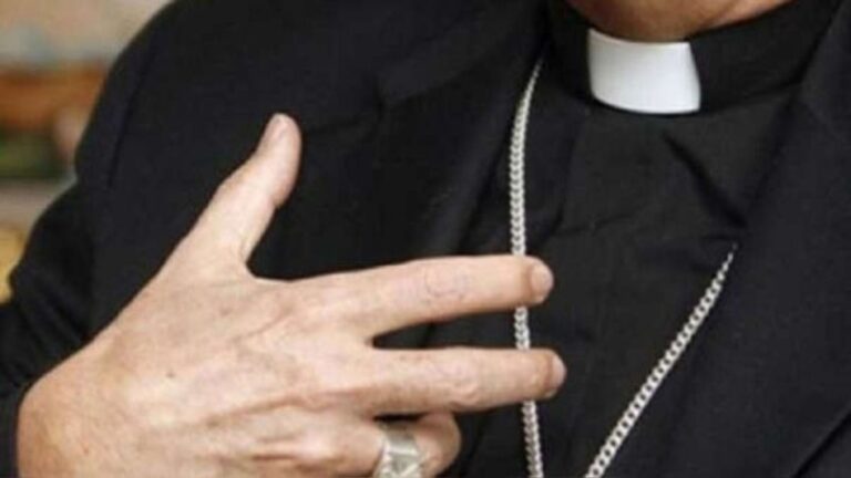 Investigan en Francia a once obispos por agresiones sexuales