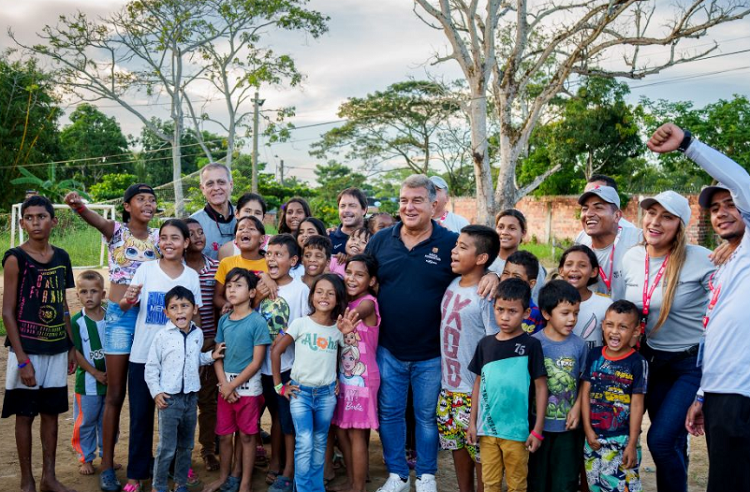 Presidente del FC Barcelona visitó a niños venezolanos en frontera