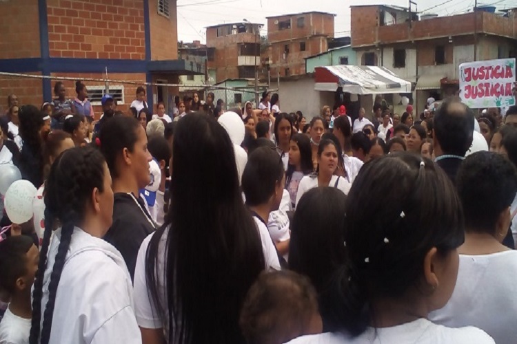Familiares y vecinos protestan en Petare por asesinato de una niña