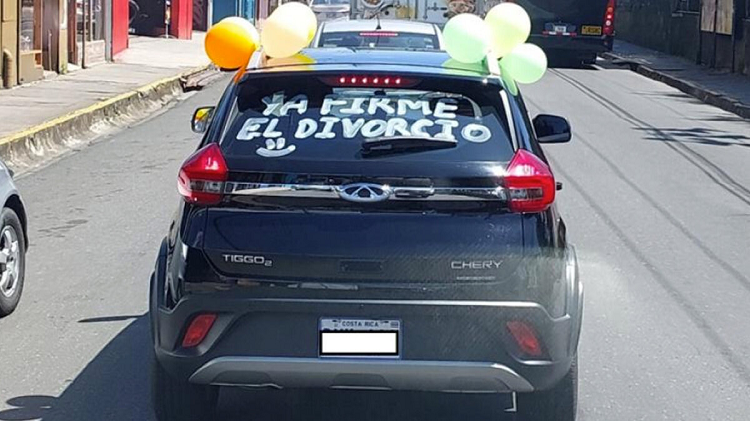 Un hombre en Costa Rica celebró su divorcio y se hizo viral
