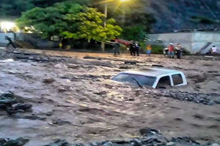 Camioneta de la Cruz Roja quedó tapiada en La Guaira