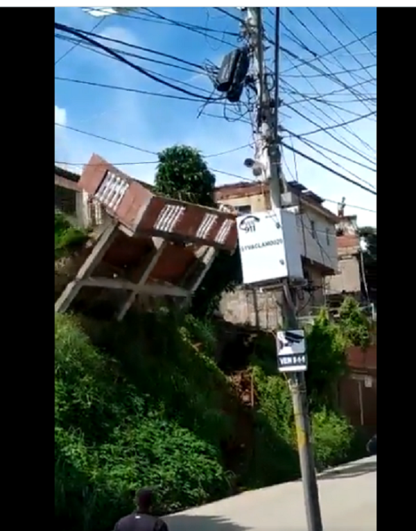 En La Guaira: quebradas desbordadas, derrumbe de vivienda y deslizamientos de tierra (VIDEOS)