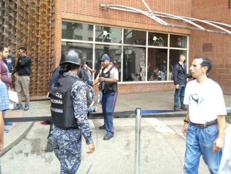 Hombre se lanzó al vacío en el Centro Comercial Galerías Ávila