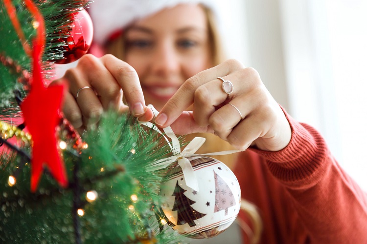 Estudio: Personas que adelantan decoraciones navideñas son más felices, amables y positivas
