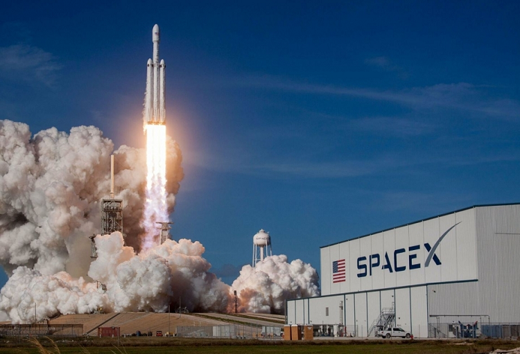 SpaceX lanza los primeros 54 satélites de nueva generación de la red Starlink