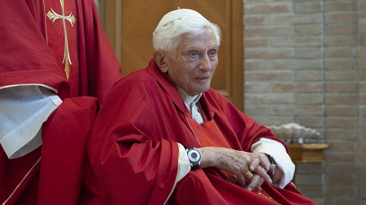 Benedicto XVI ‘estable’ pero aún en estado grave, dice el Vaticano