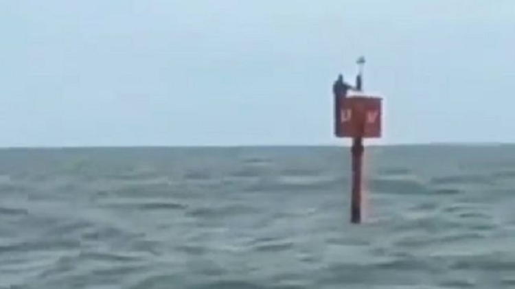 Pescador sobrevive dos días aferrado a una boya en alta mar