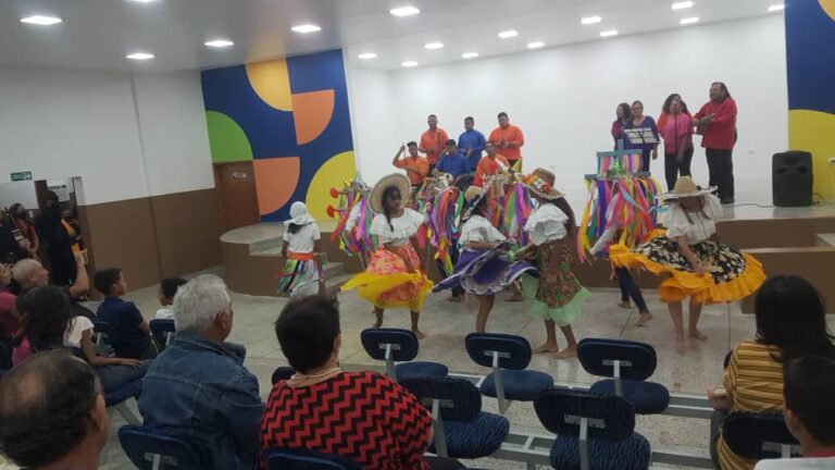 Las voces de la Coral Paraguaná y el grupo Akanda le dieron la bienvenida a la navidad en el auditorio de Punta Cardón