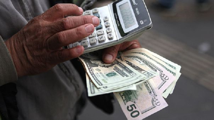 Economista José Manuel Puente afirma que el tipo de cambio va a seguir devaluándose