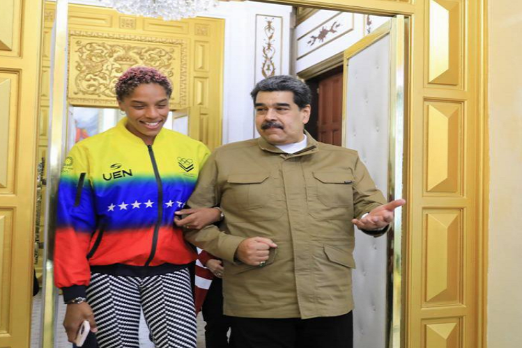 Maduro recibe a la campeona olímpica Yulimar Rojas