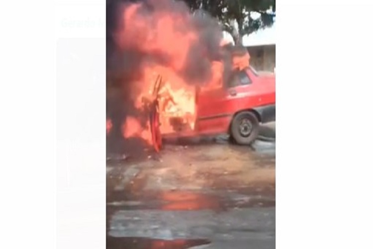 Video: Presunto circuito incendió Ford Festiva en Punto Fijo