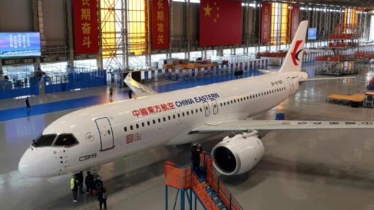 China realiza primera entrega de un avión de pasajeros de fabricación propia