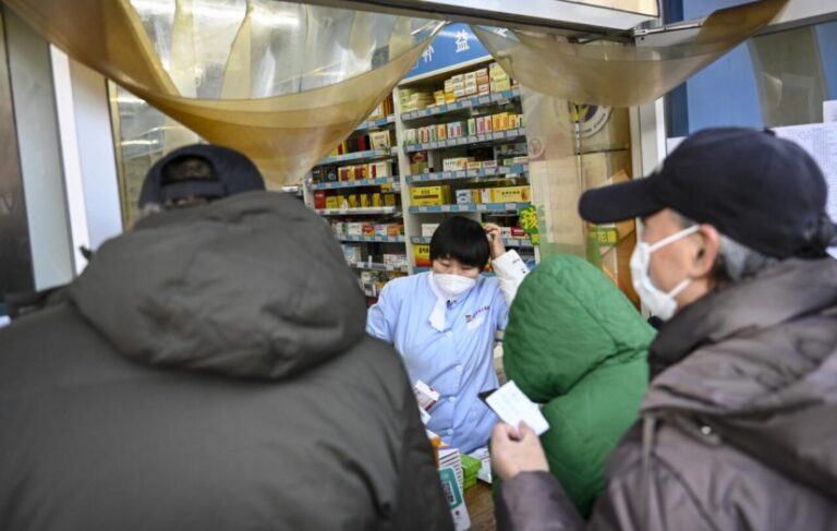 China confisca productos farmacéuticos ante el repunte del covid