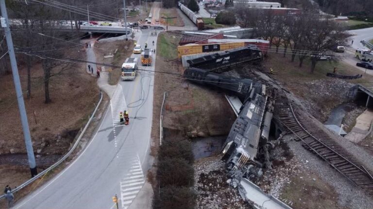 El video del momento en el que un tren se descarriló e impactó  contra un camión en Estados Unidos