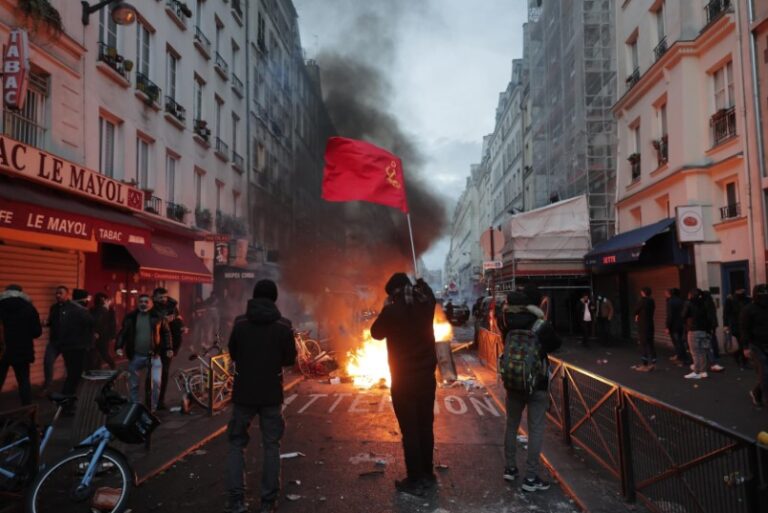 Disturbios en París tras tiroteo en que murieron tres kurdos