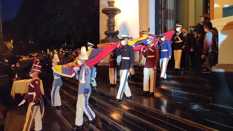 Conmemoran 192 años de la muerte de Simón Bolívar con izada de la Bandera Nacional
