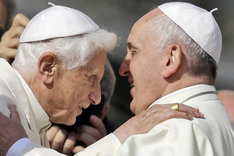 Papa Francisco pide orar por Benedicto XVI, que «está muy enfermo»