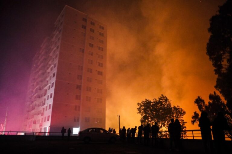 Dos fallecidos y 400 viviendas afectadas en Chile por un incendio en Viña del Mar