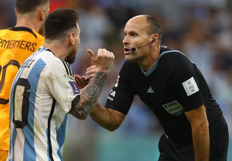 FIFA desafectó a Mateu Lahoz, criticado por su arbitraje en el partido Argentina-Países Bajos