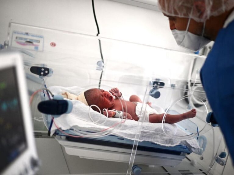 Nueva Zelanda toma la custodia de un bebé enfermo de padres antivacunas