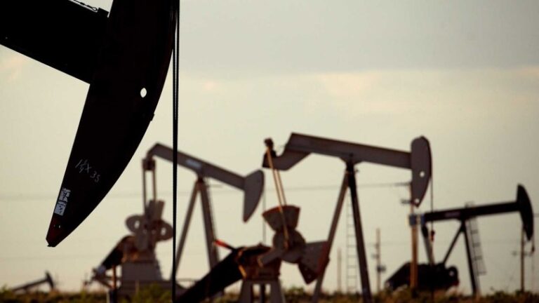 OPEP y Rusia deciden mantener recortada su oferta petrolera