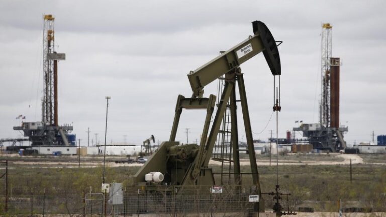 La UE acuerda un tope al precio del petróleo ruso de 60 dólares por barril