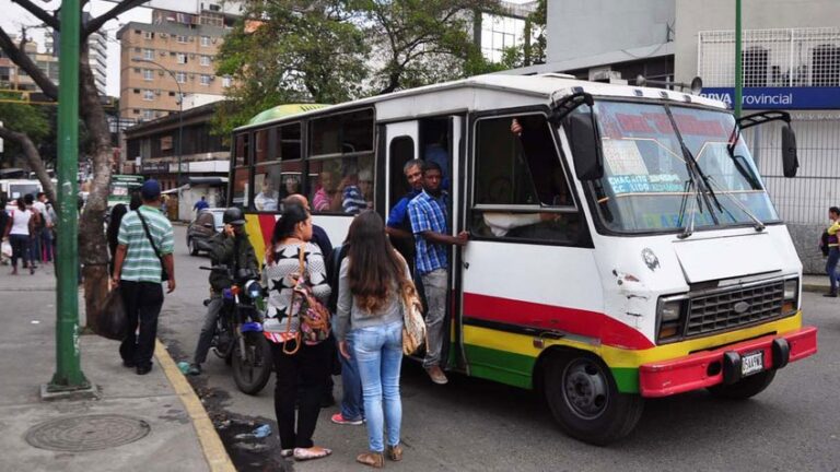 En Caracas transportistas aumentan precio de pasajes ante posible fin del subsidio a combustibles