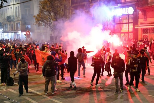 Francia| Policía antidisturbios choca con los hinchas de Marruecos después de la victoria en Qatar