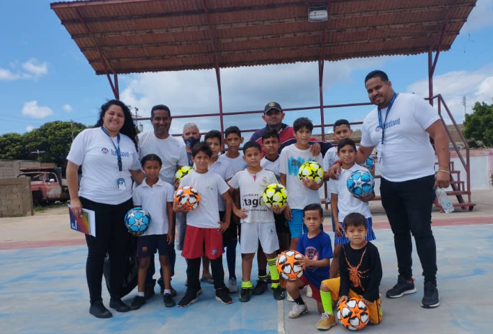 Niños de Las Margaritas reciben dotación de balones por parte de Fundabit