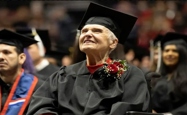 Mujer de 90 años se gradúa de la universidad