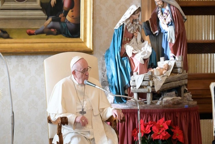 Papa Francisco: El Belén recuerda una Navidad distinta a la consumista y comercial