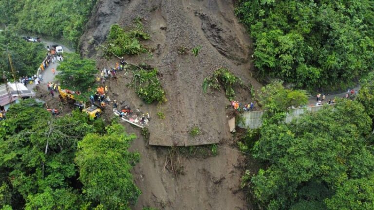 Casi 30 personas mueren en deslizamiento de tierra en Colombia