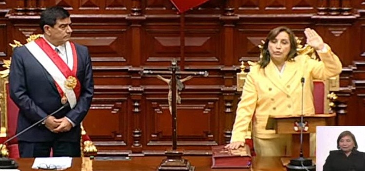 Congreso de Perú juramenta a Dina Boluarte como presidenta hasta 2026