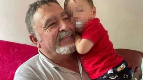 Un abuelo y su nieto mueren tras pasar 16 horas encerrados en un carro