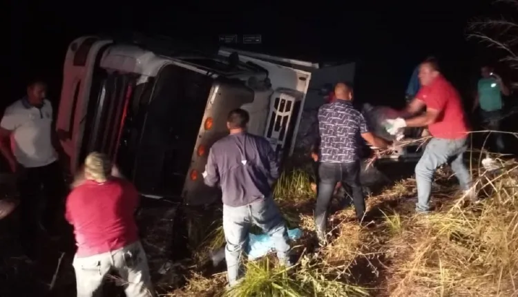 Camión con pernil para trabajadores de Pdvsa volcó y fue saqueado