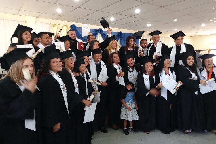 El Instituto Bíblico Paraguaná egresa a 30 graduandos en Teología