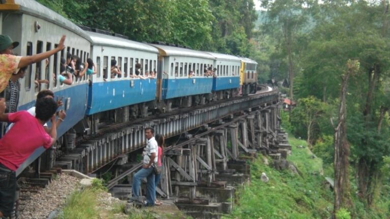 Un turista muere en Tailandia por hacerse una selfie en «El Tren de la Muerte»