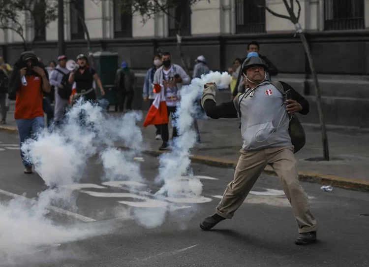 Perú reporta 7 muertos y cientos de heridos en enfrentamientos