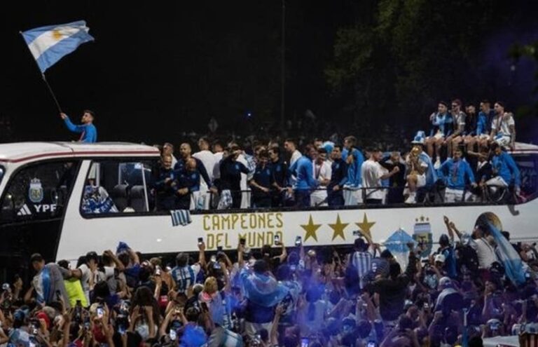 Millares reciben con júbilo a la selección argentina en Buenos Aires