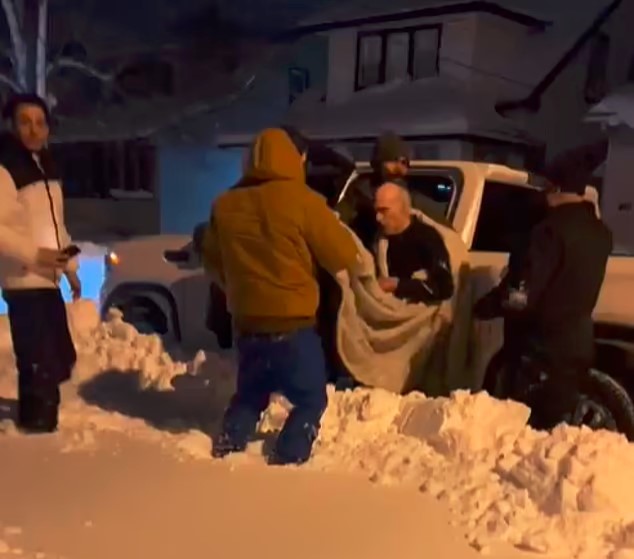 Mujer salva a sexagenario de morir congelado en tormenta invernal