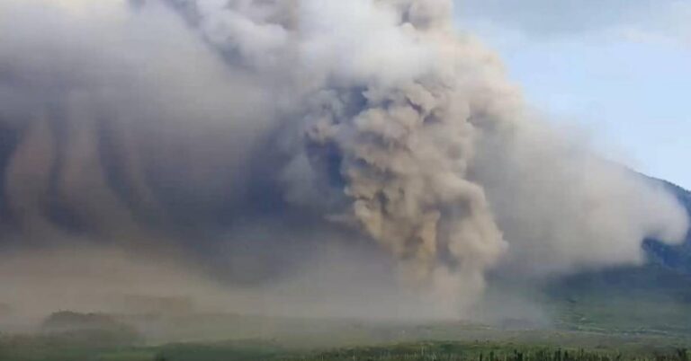 Siguen las evacuaciones en Indonesia por la erupción del volcán del Monte Semeru
