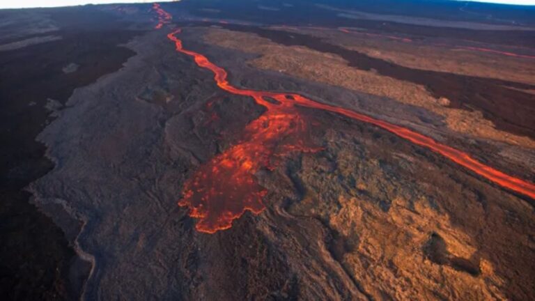 Ríos de lava se acercan a carretera de la Isla Grande tras erupción de volcán Mauna Loa en Hawaii
