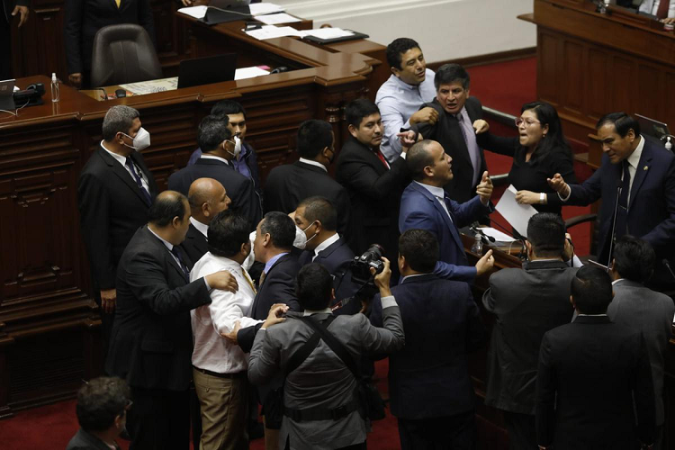 Legisladores de Perú se caen a golpes en plena crisis política