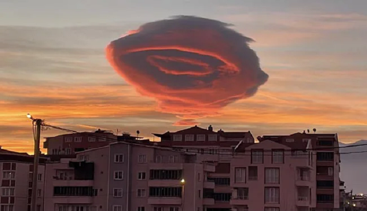 Extraña nube parecida a un OVNI se forma sobre Turquía