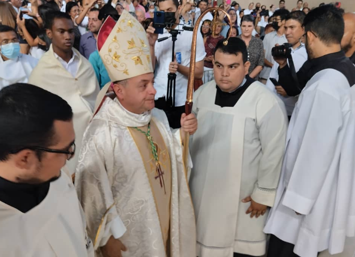 Monseñor Carlos Alfredo se despide con alegría de Paraguaná