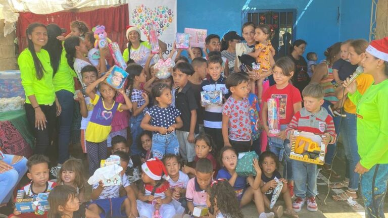 Niños del Barrio Industrial se beneficiaron con juguetes en la jornada navideña de la Fundación Entre todos